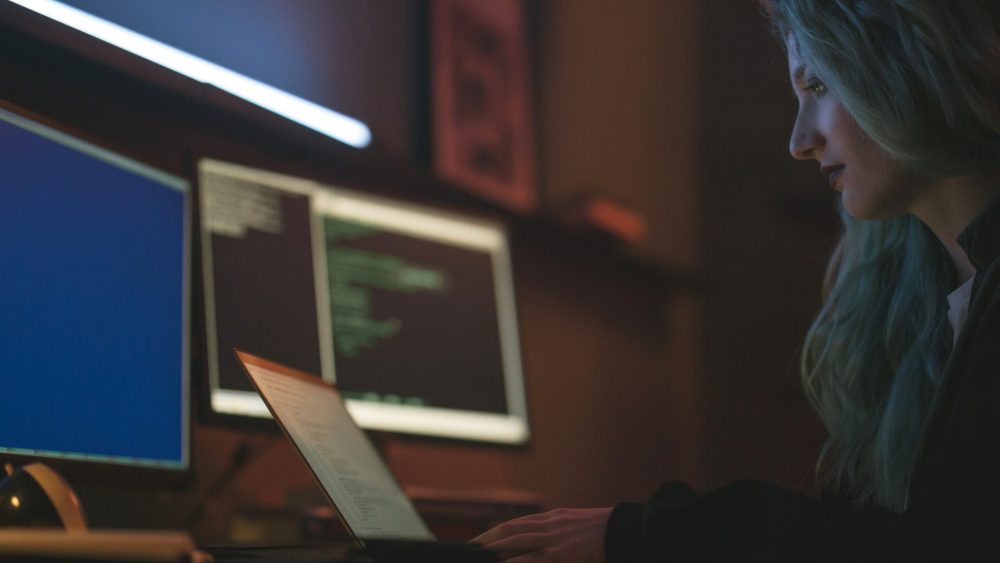 Free Side View of a Woman Using a Laptop Stock Photo